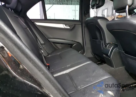 2013 Mercedes-Benz C 250 z USA, uszkodzony, nr VIN WDDGF4HB2DR275502